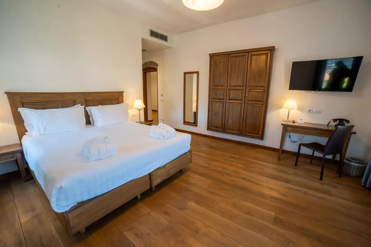 Villa Permet 4*,